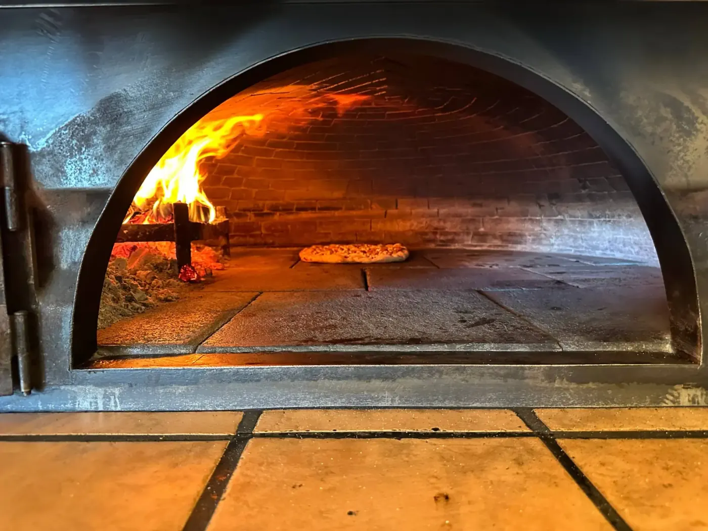 Forno a legna sempre acceso — Pizza Pazza Fermo