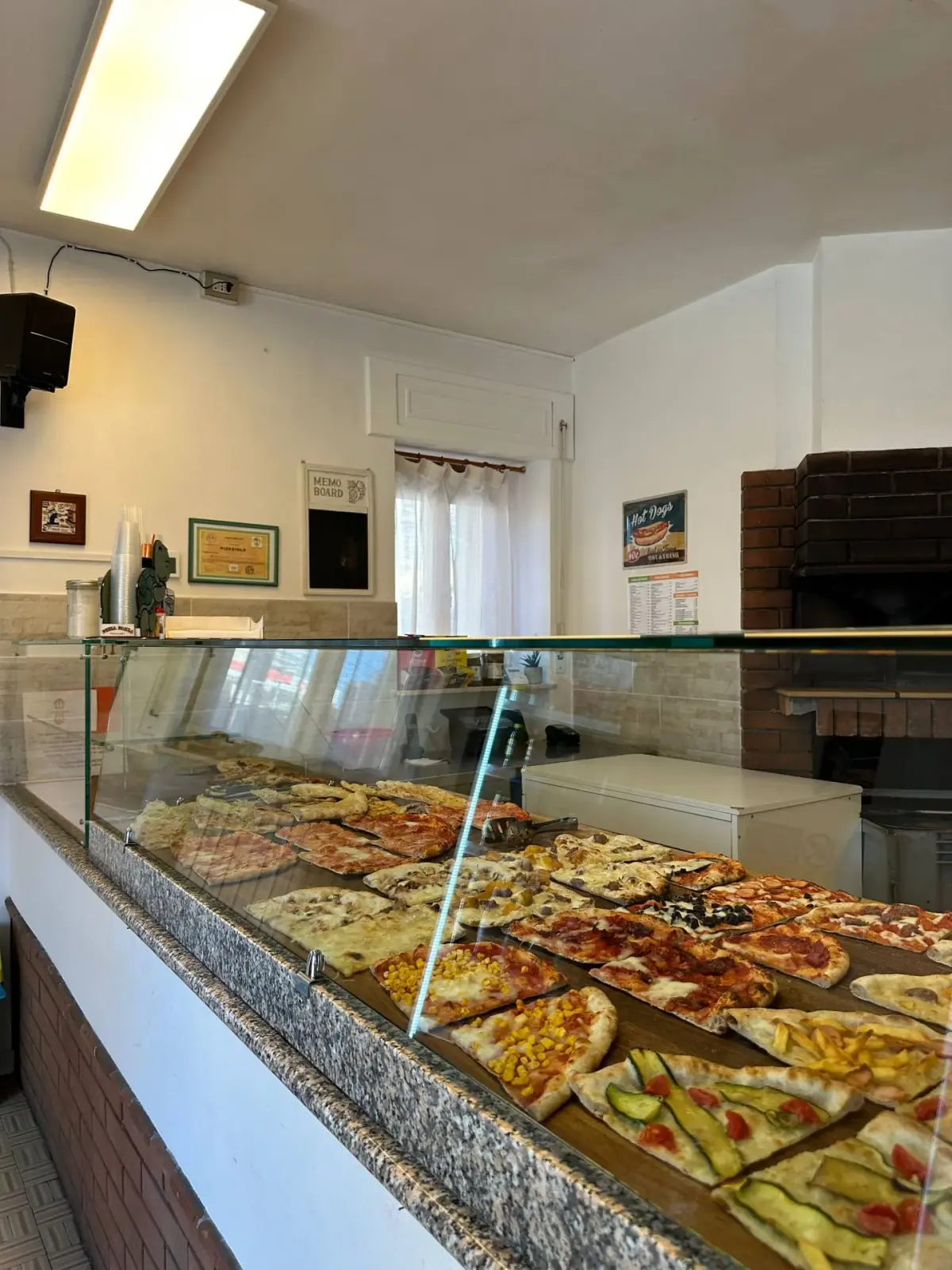 Interno della pizzeria Pizza Pazza