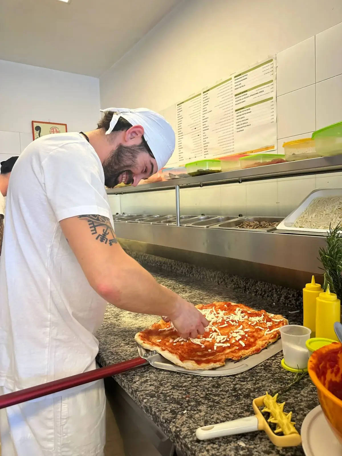 Il pizzaiolo al lavoro — Pizza Pazza